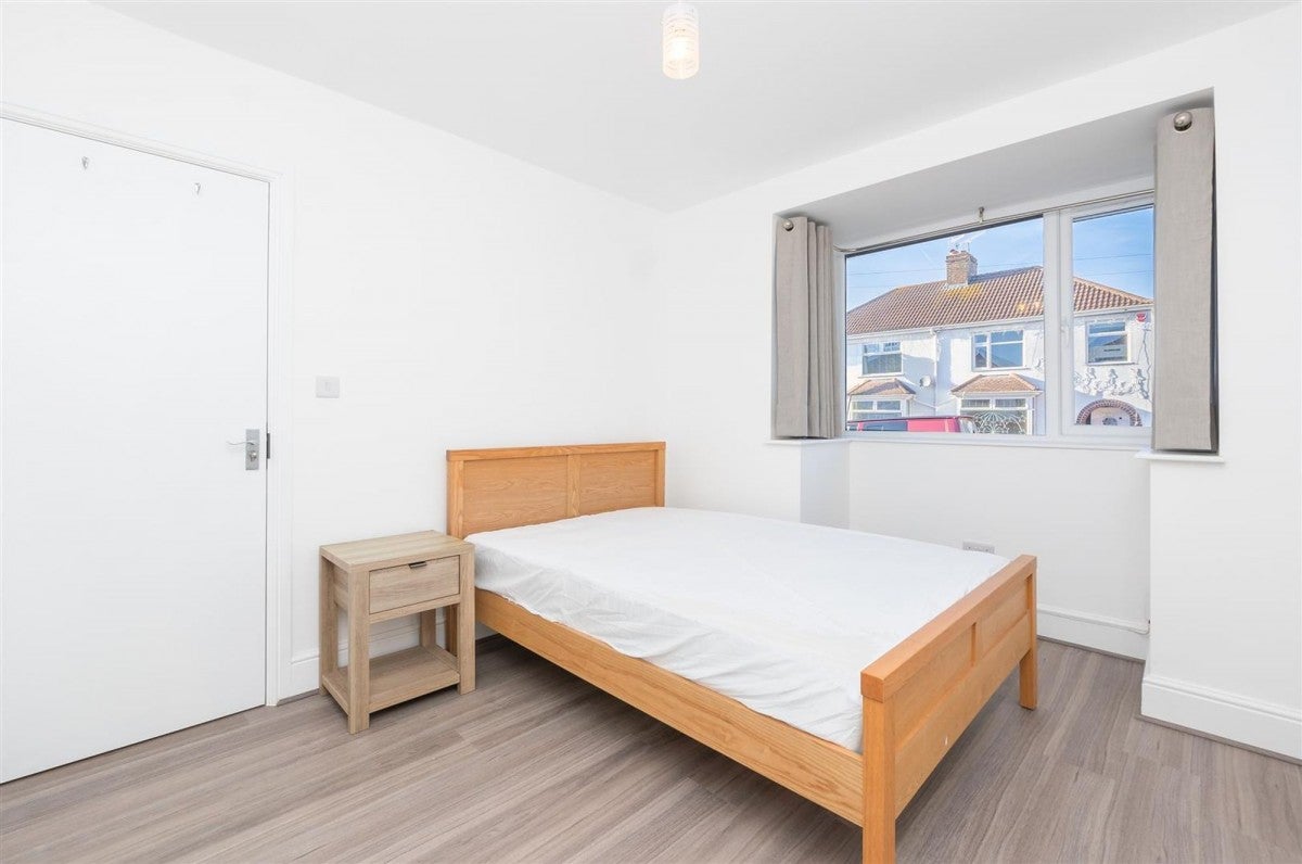 Room Coaley Road in Bristol