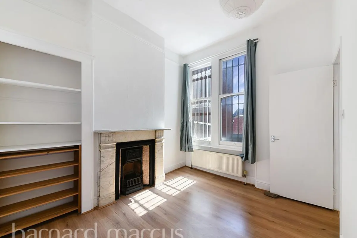Flat Hillfield Park in Greater London