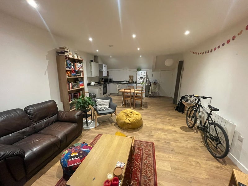 Room Henwood Road in Manchester