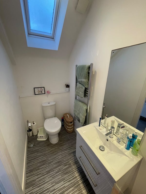 Room Henwood Road in Manchester
