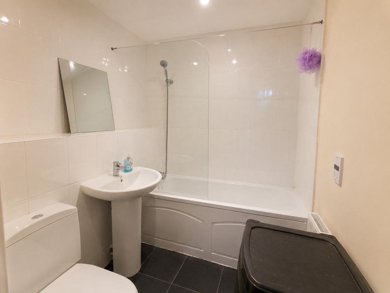 Room Chamberlain Close in Greater London