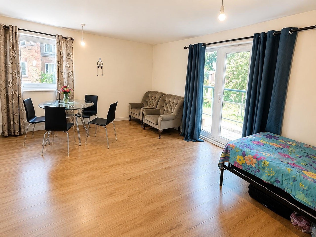 Room Chamberlain Close in Greater London