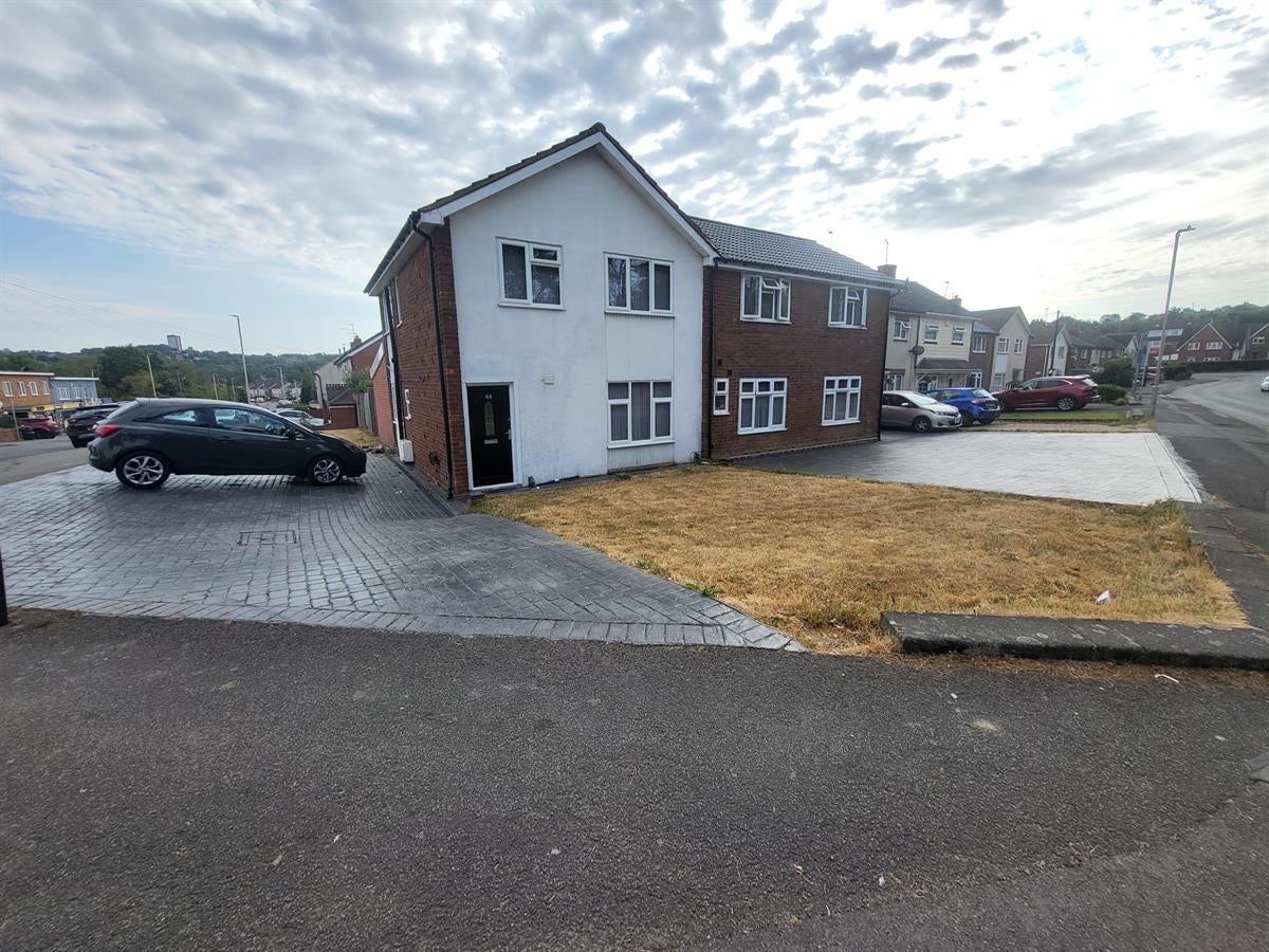 House Dereton Close in Brierley Hill