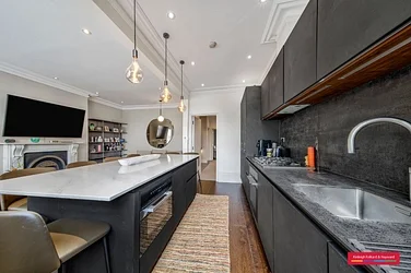 Flat Fellows Road in Greater London
