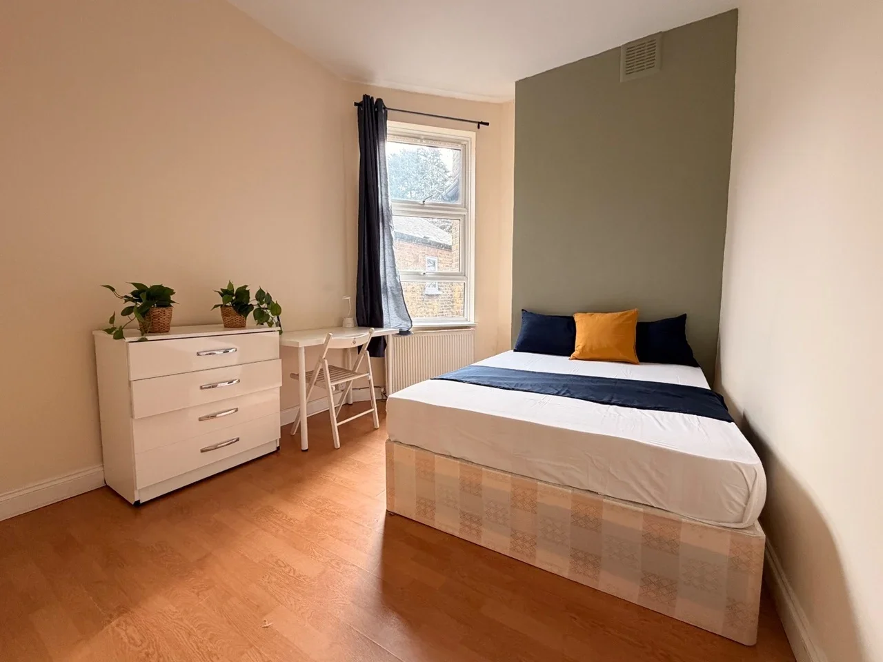 Room Rutland Park in Greater London