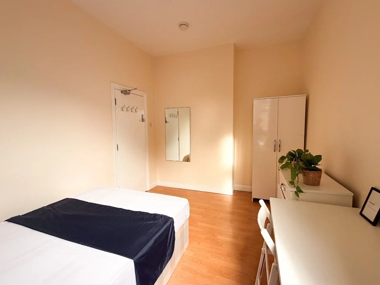 Room Rutland Park in Greater London