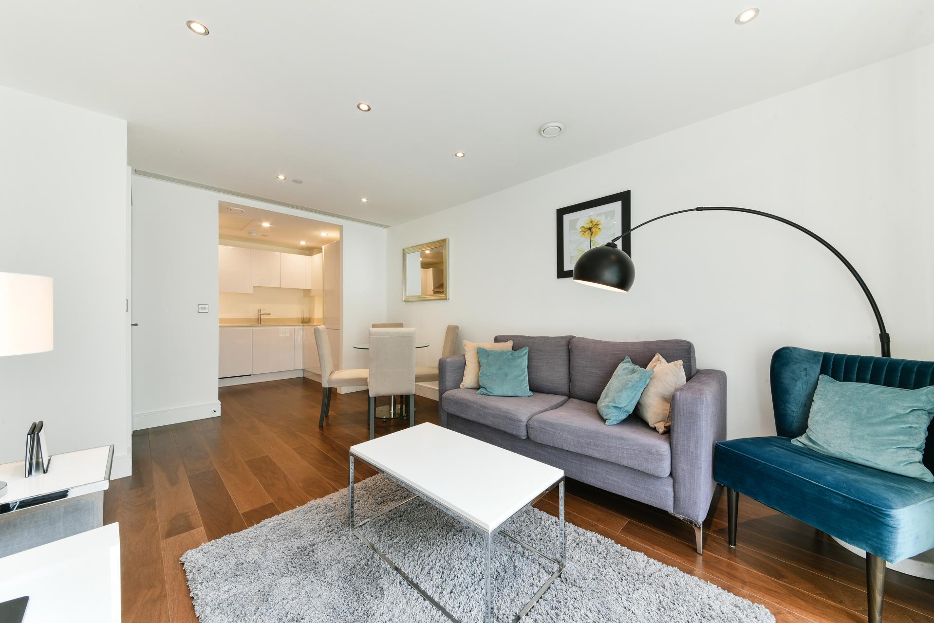 Flat Lincoln Plaza in Greater London