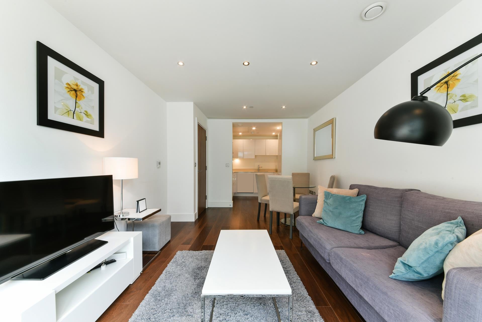 Flat Lincoln Plaza in Greater London