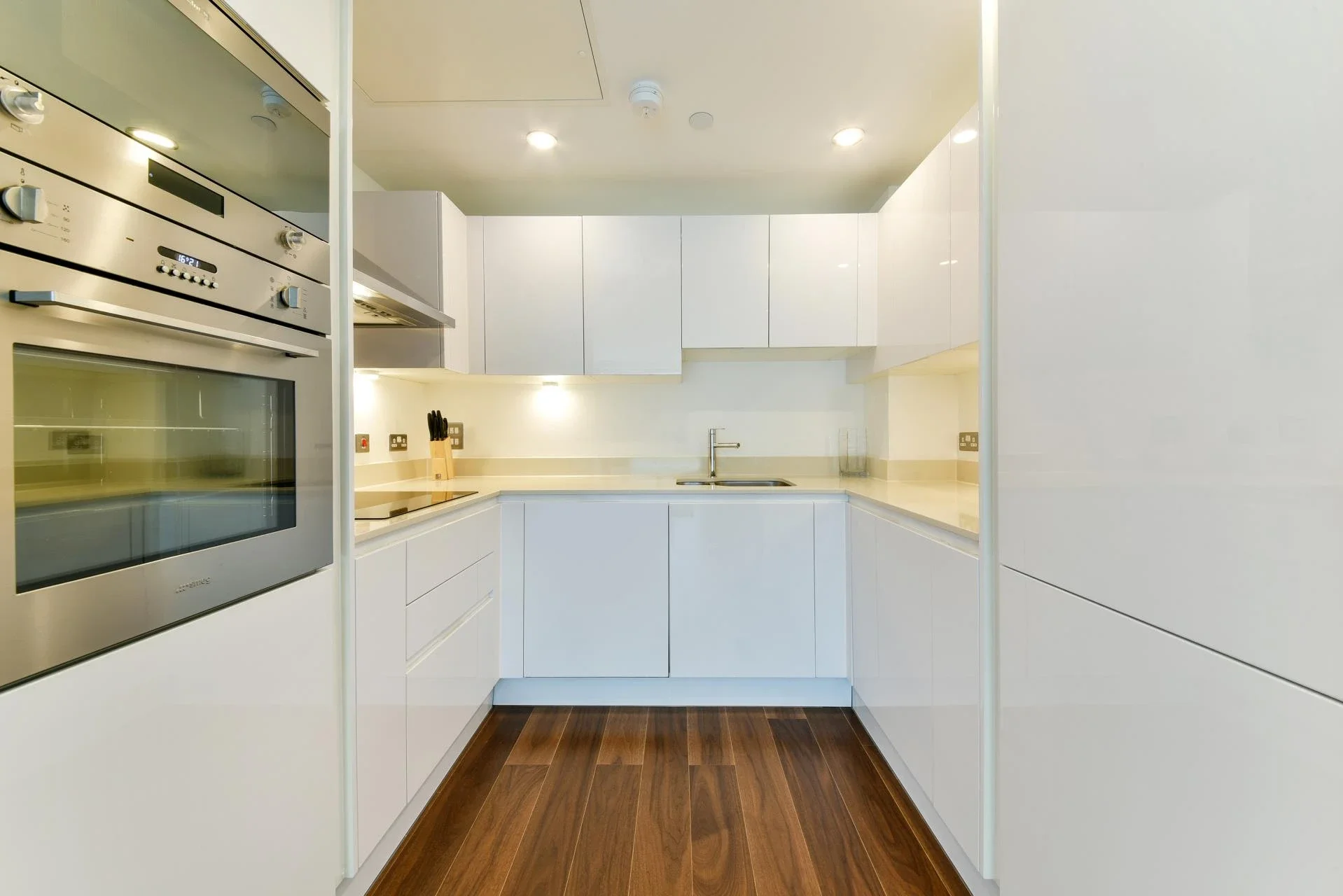 Flat Lincoln Plaza in Greater London