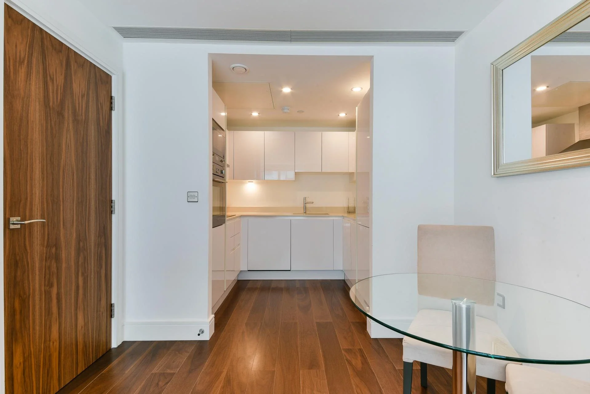 Flat Lincoln Plaza in Greater London