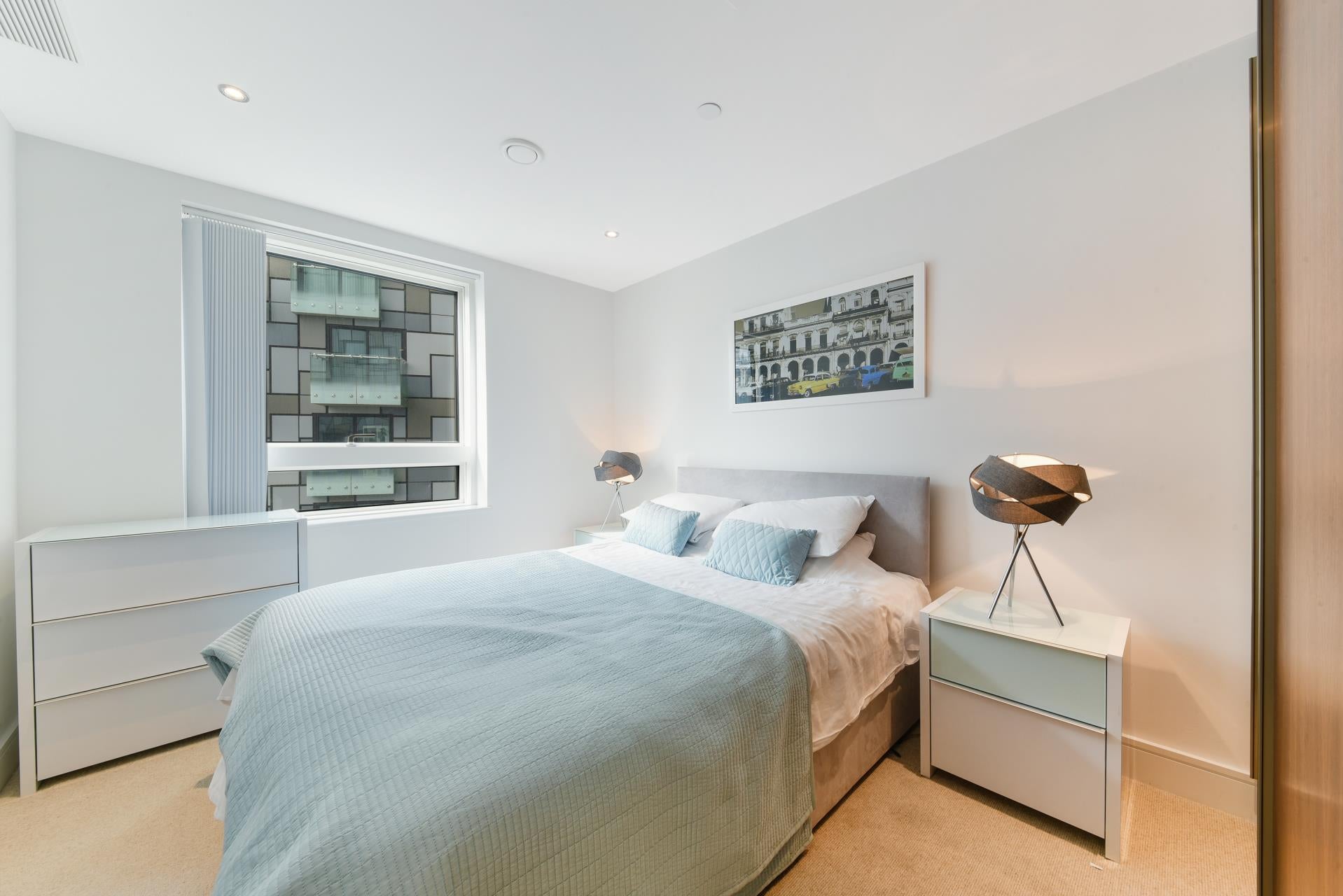 Flat Lincoln Plaza in Greater London