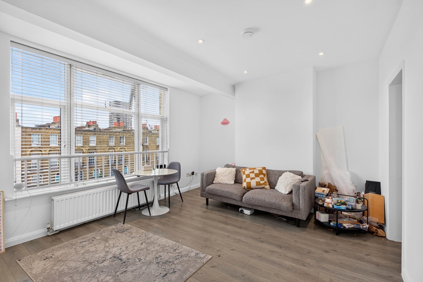 Flat Commercial Road in Greater London
