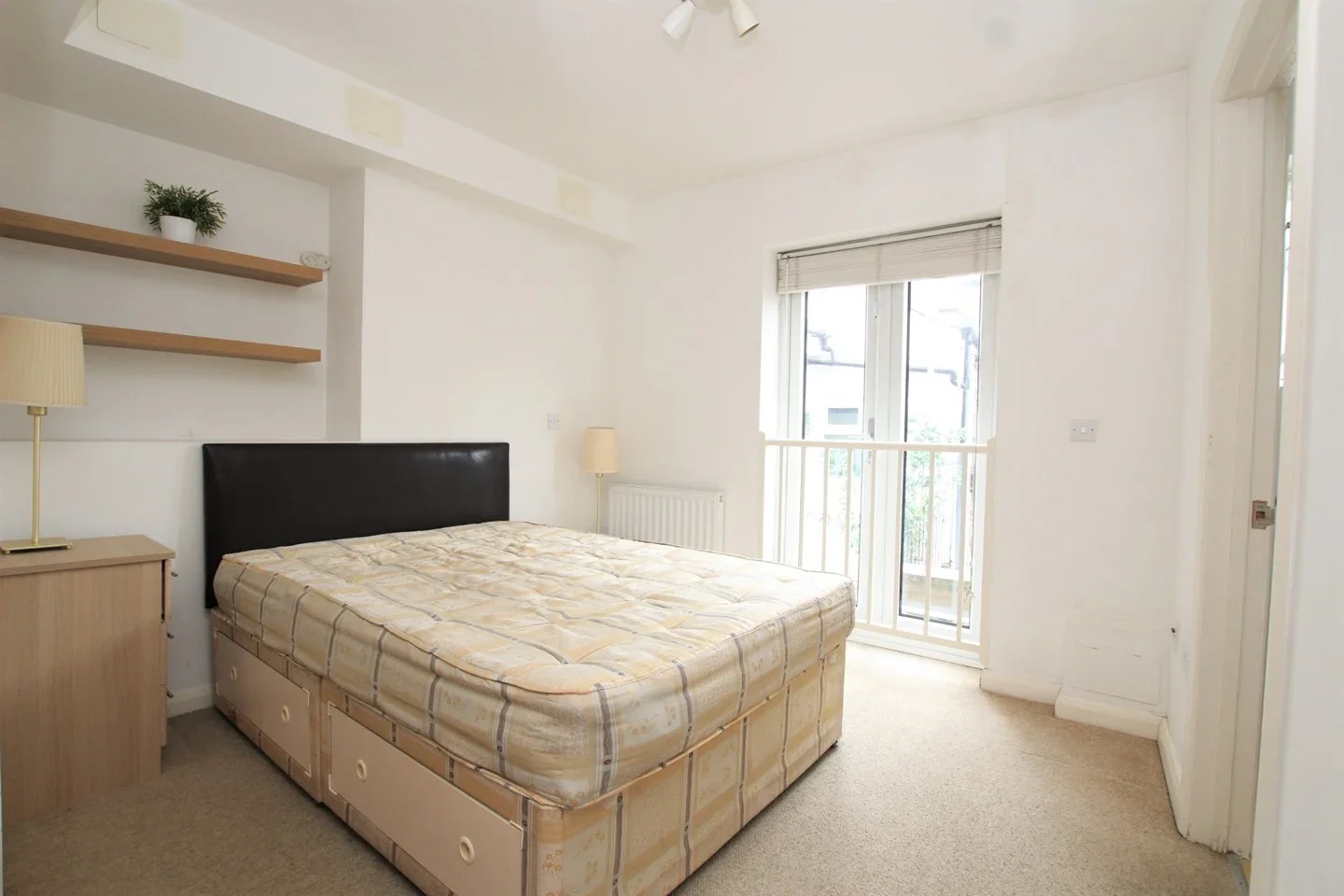 Flat Commercial Road in Greater London