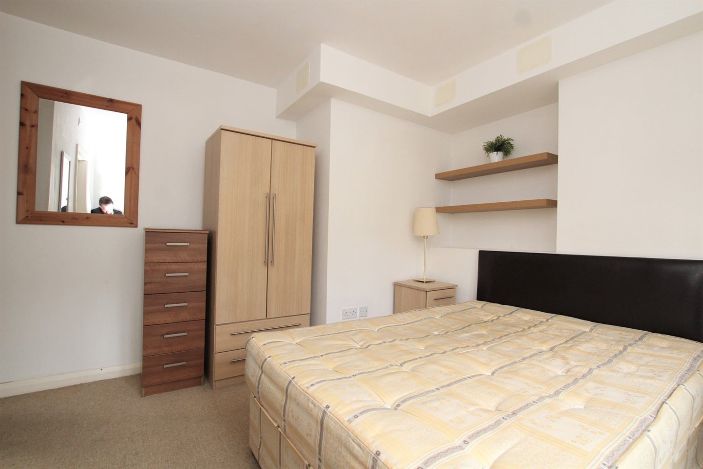 Flat Commercial Road in Greater London
