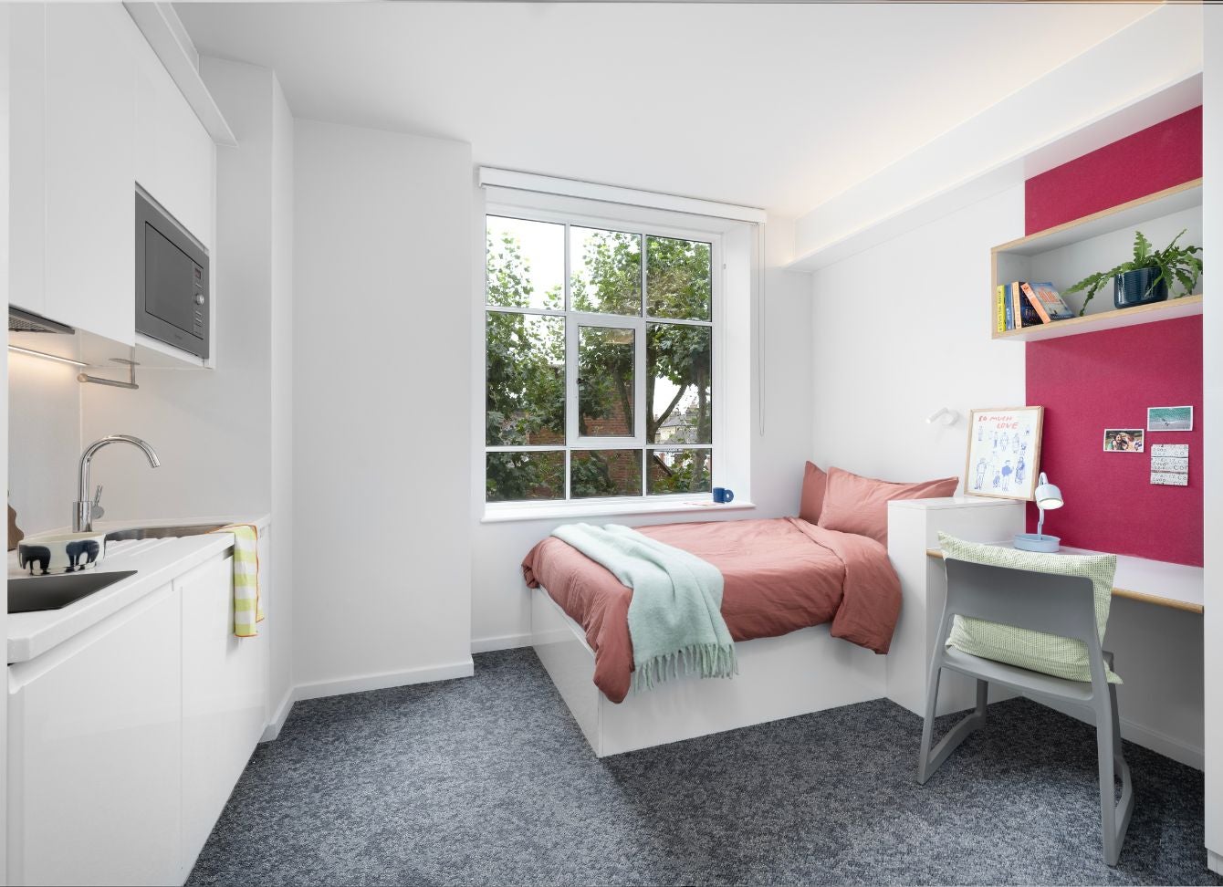 Room Woburn Place in Greater London