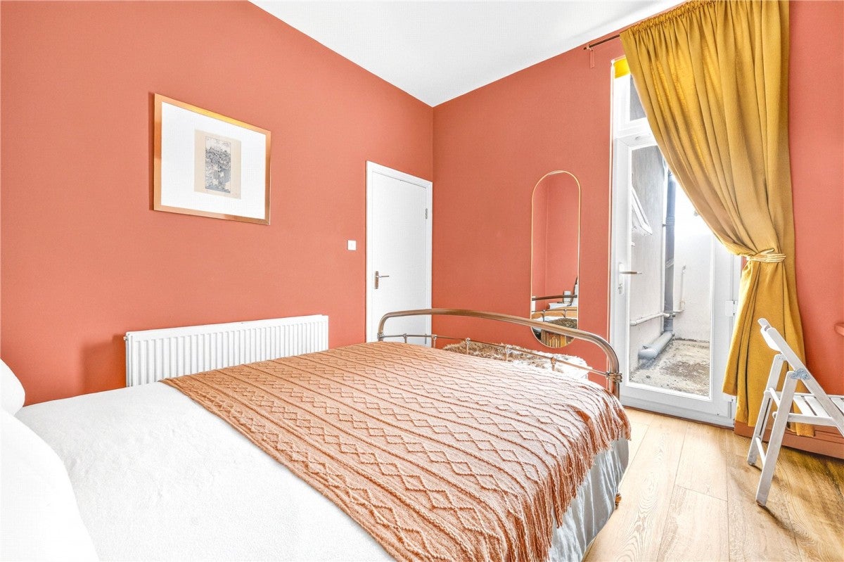 Flat Drayton Road in Greater London