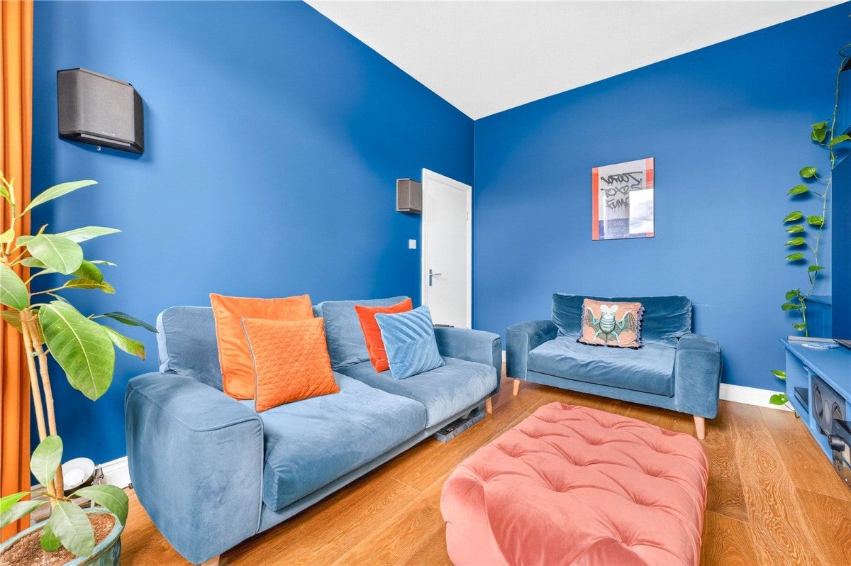 Flat Drayton Road in Greater London