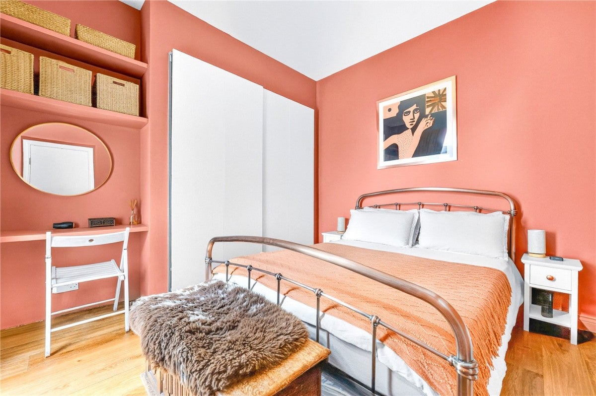 Flat Drayton Road in Greater London