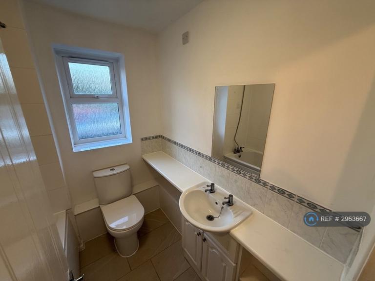 Flat Voyagers Close in Greater London