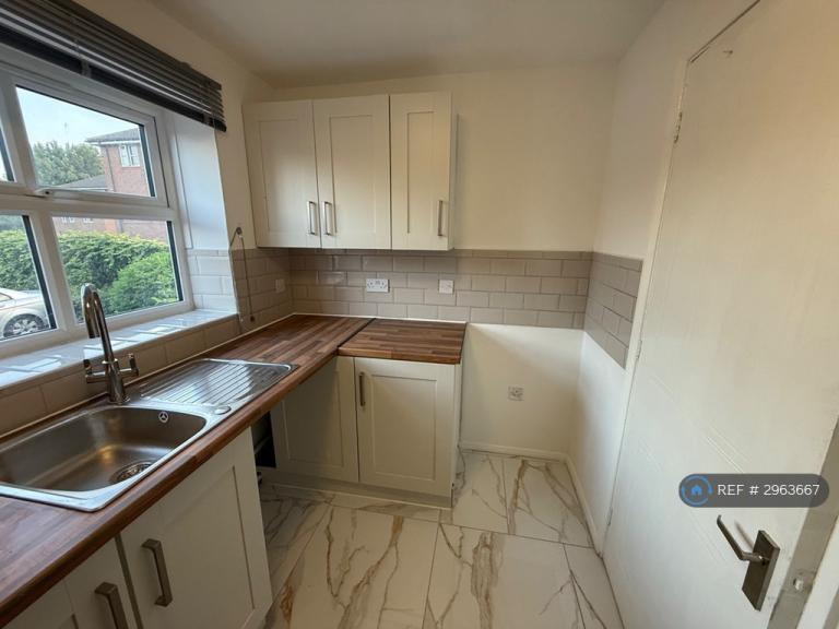 Flat Voyagers Close in Greater London