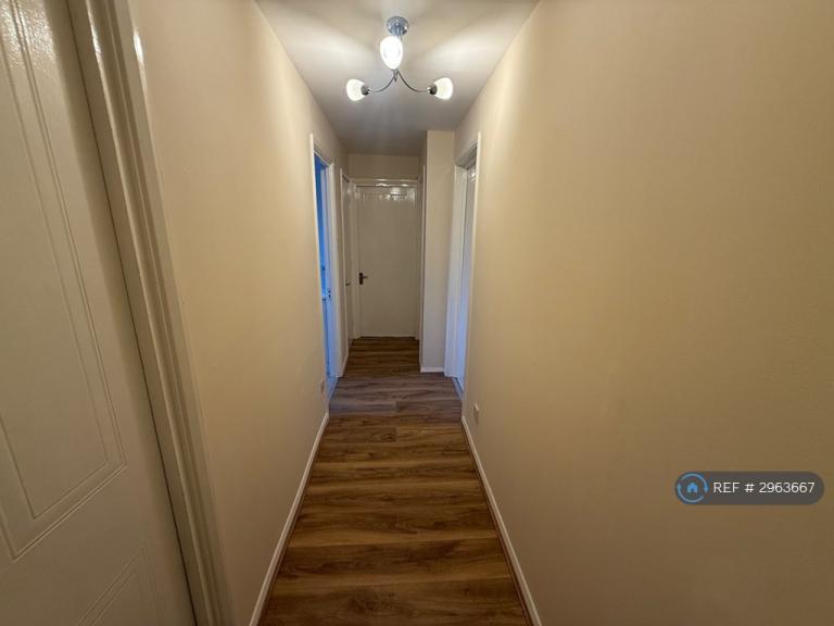 Flat Voyagers Close in Greater London