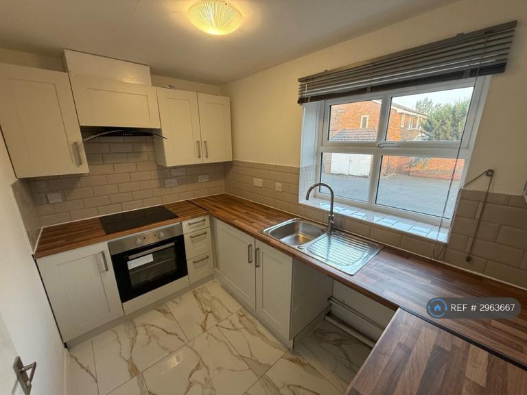 Flat Voyagers Close in Greater London