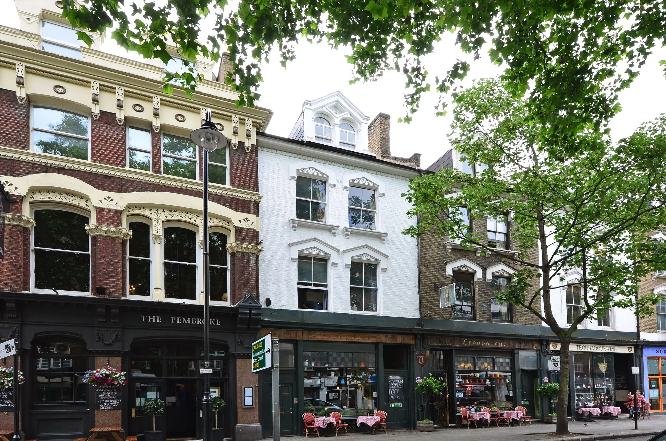 Flat Kempsford Gardens in Greater London