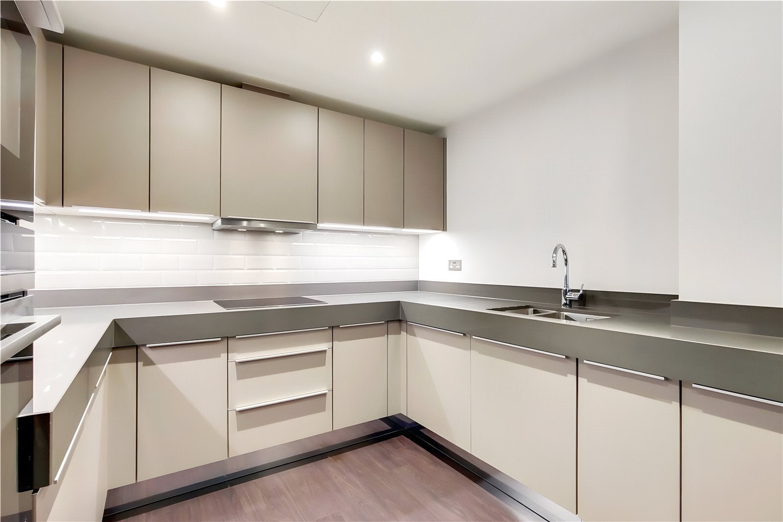 Flat Alie Street in Greater London