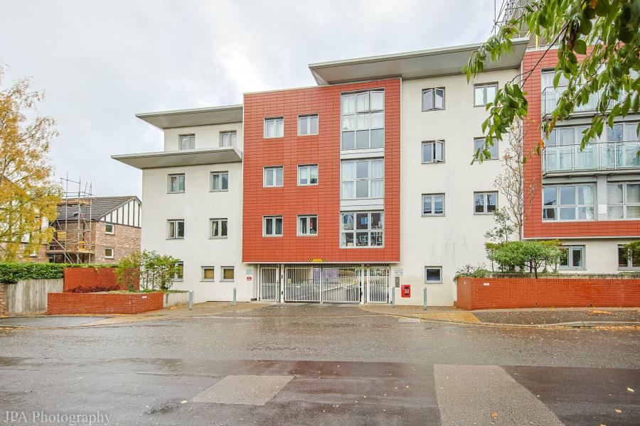 Flat Guildford Road in Woking