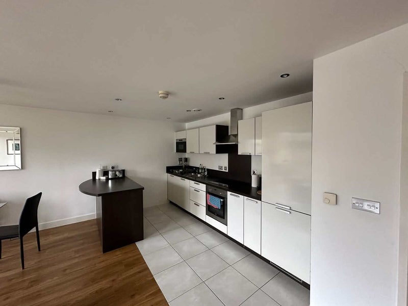 Room Needleman Street in Greater London