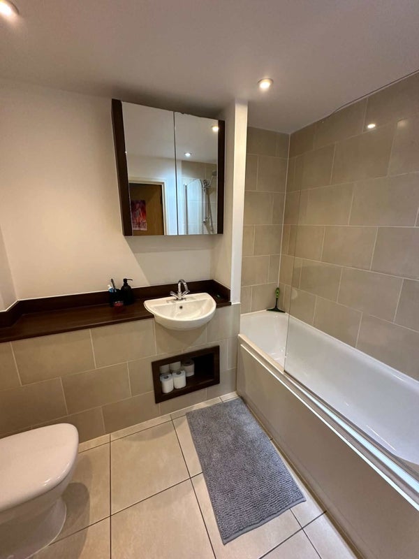 Room Needleman Street in Greater London
