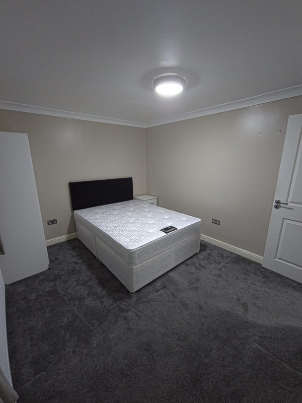 Room Bradley Road in Slough