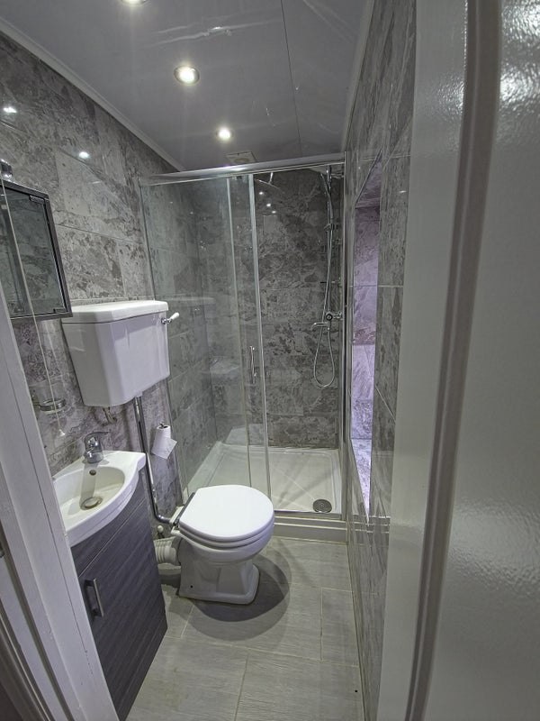 Room Bradley Road in Slough