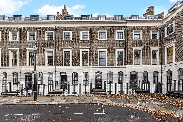 Flat Trinity Church Square in Greater London