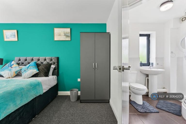 Room Far Gosford Street in Coventry
