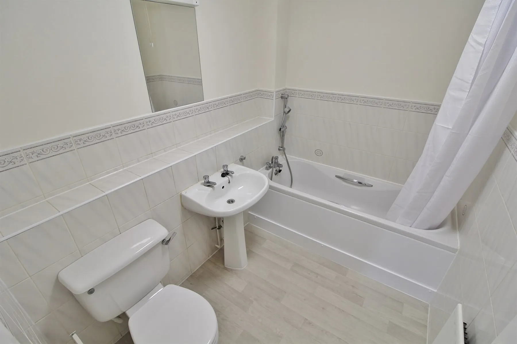 Flat Rowantree Road in Greater London