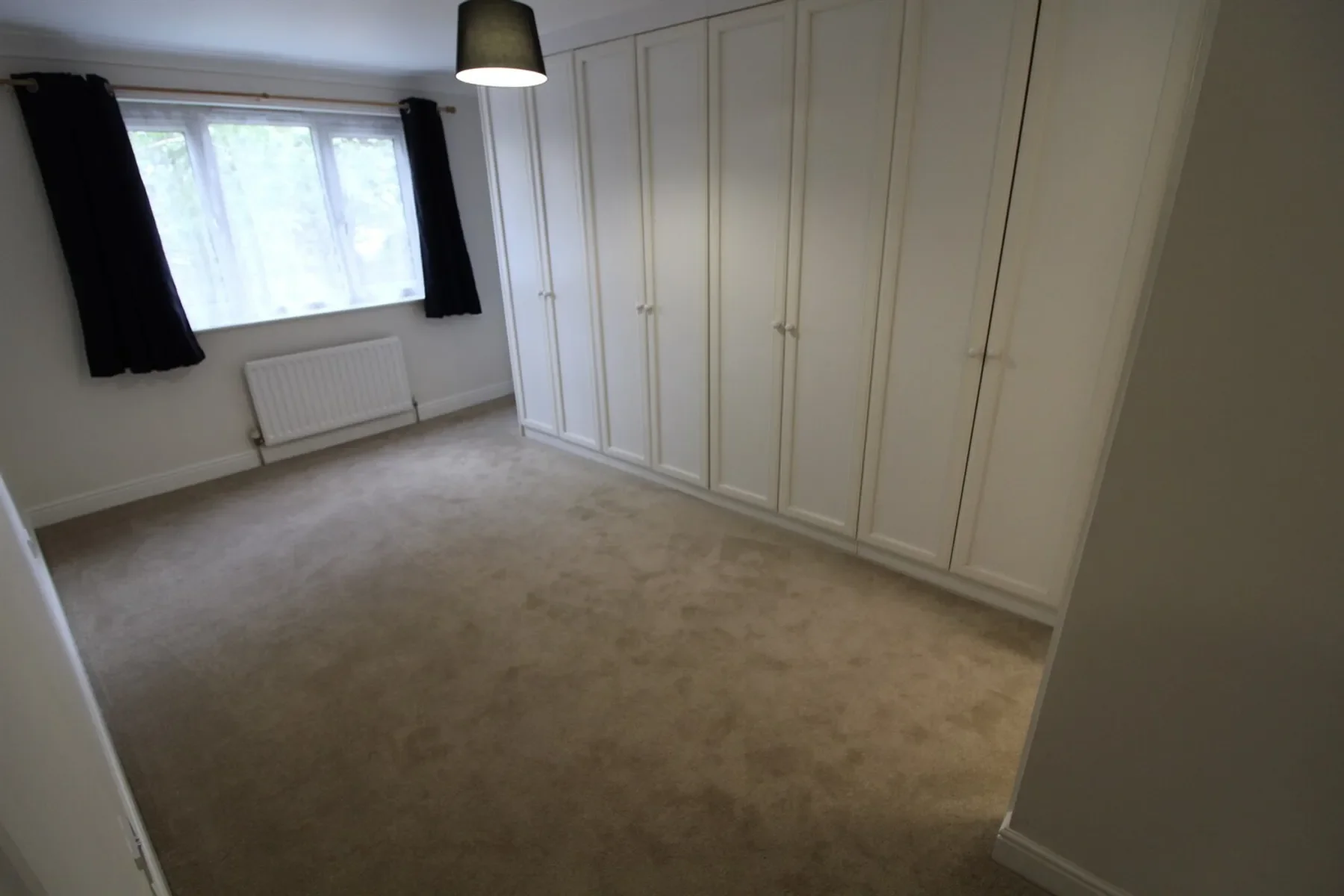 Flat Rowantree Road in Greater London