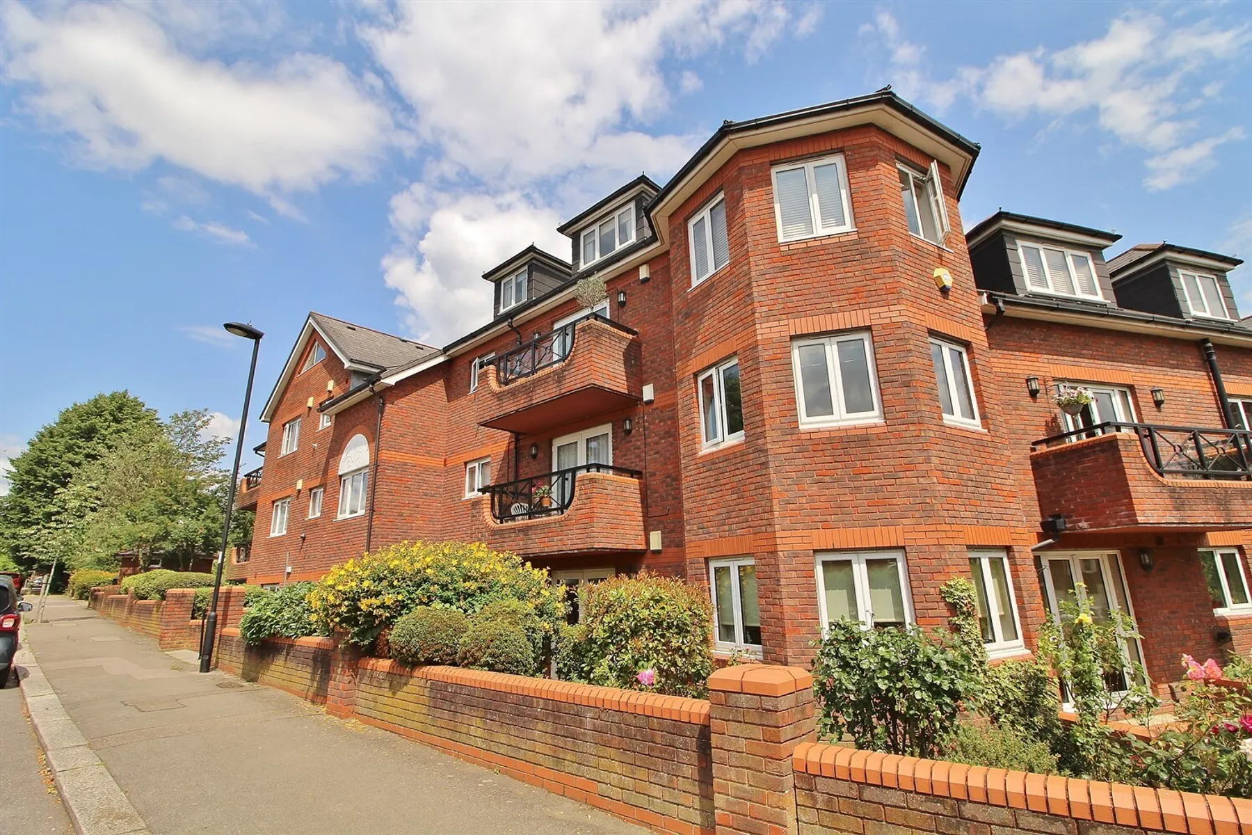 Flat Rowantree Road in Greater London