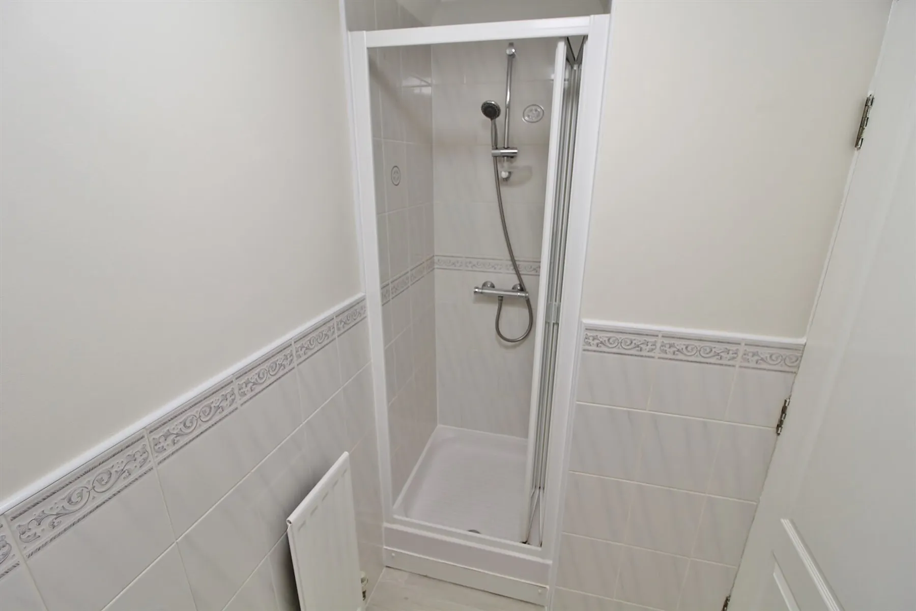Flat Rowantree Road in Greater London