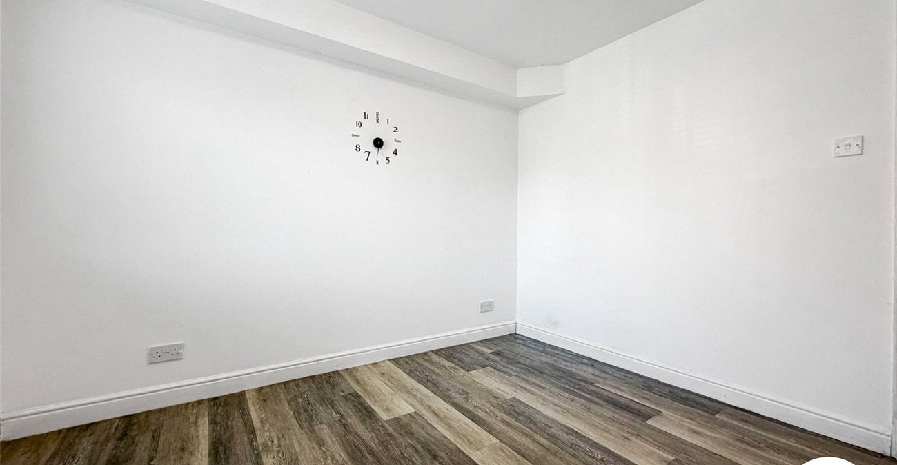 Flat Escreet Grove in Greater London