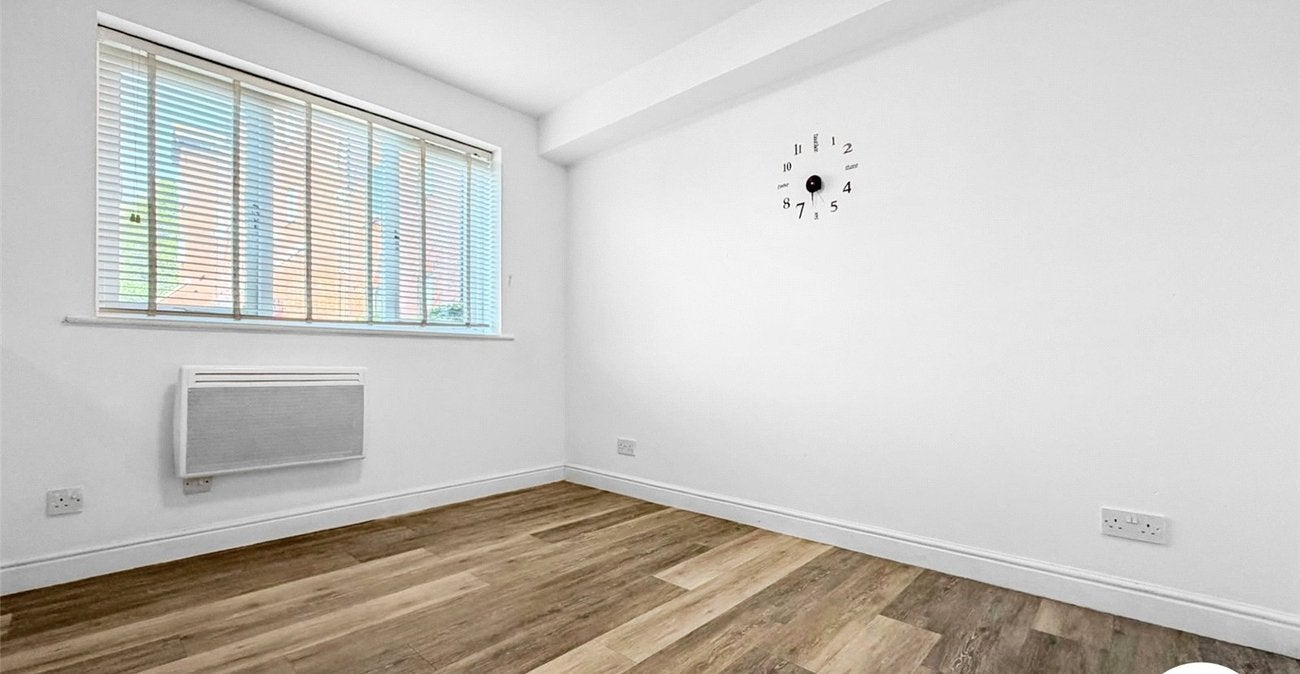 Flat Escreet Grove in Greater London