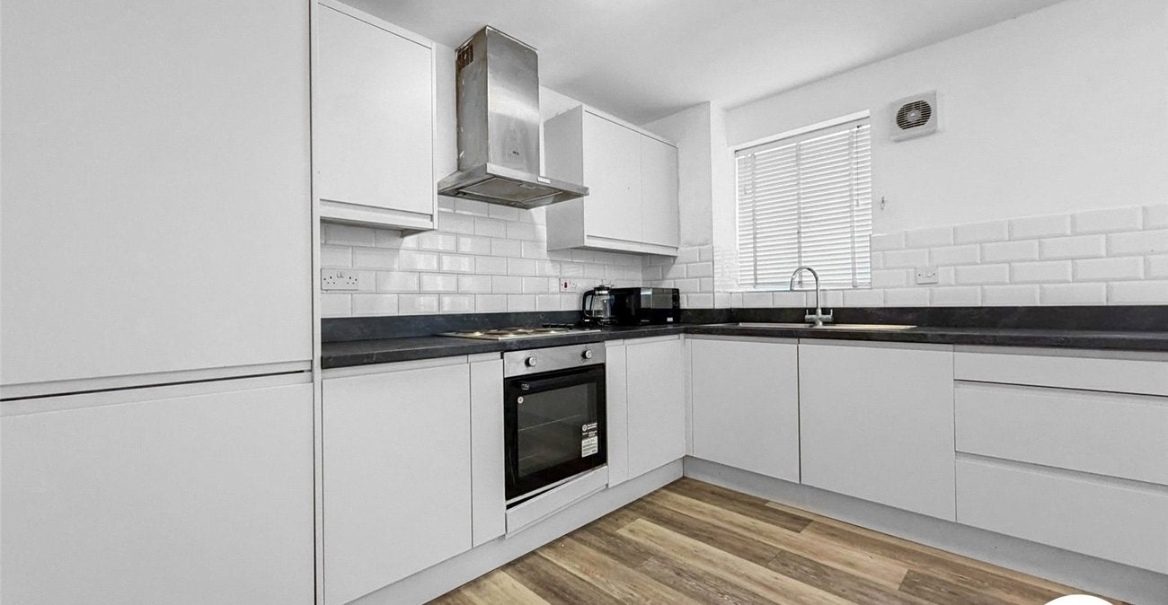 Flat Escreet Grove in Greater London