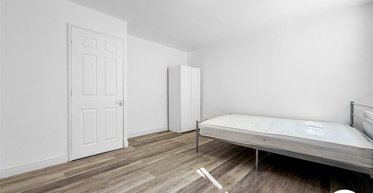 Flat Escreet Grove in Greater London