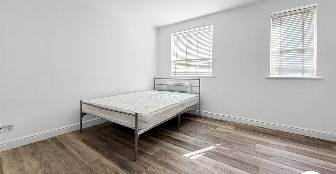Flat Escreet Grove in Greater London