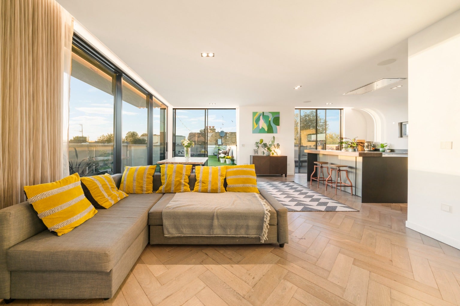 Flat Hawthorn Avenue in Greater London