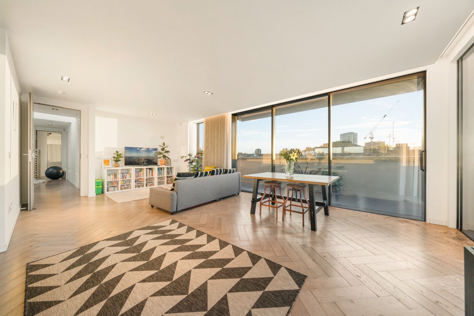 Flat Hawthorn Avenue in Greater London