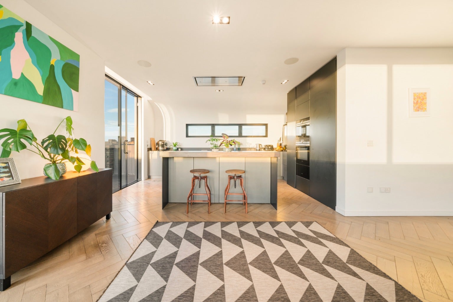 Flat Hawthorn Avenue in Greater London