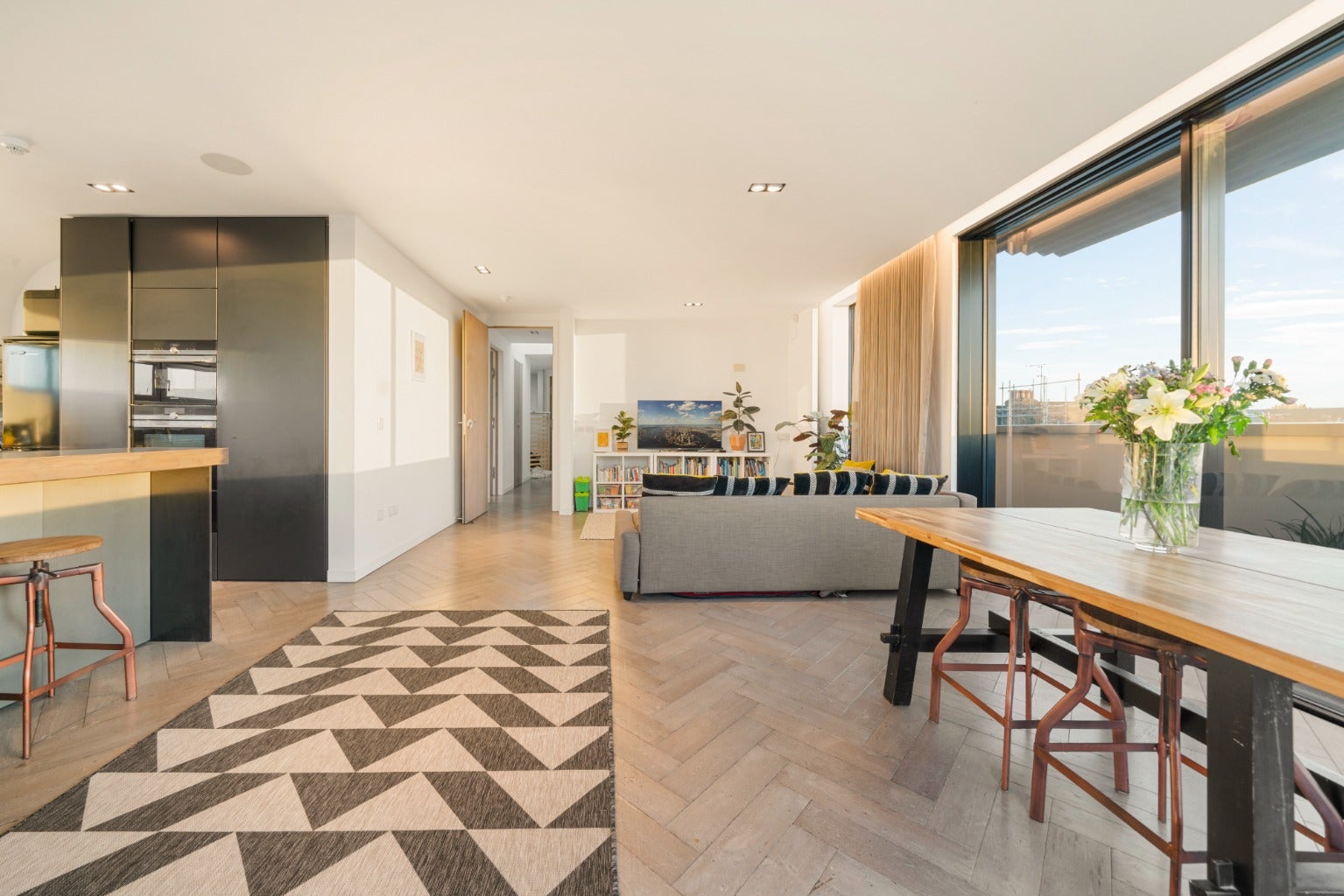 Flat Hawthorn Avenue in Greater London