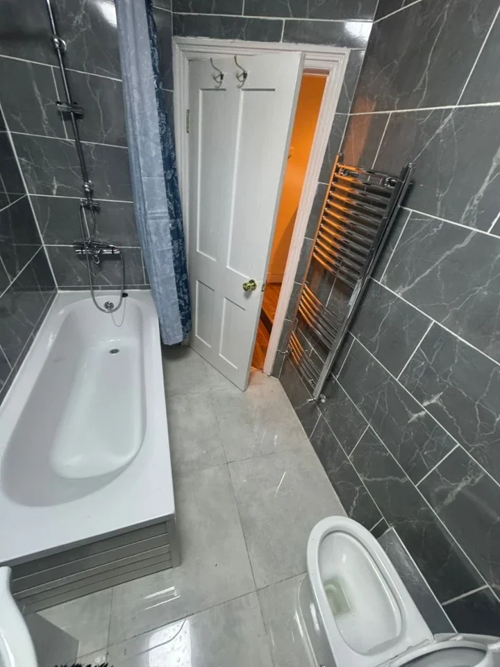 Room Holyrood Avenue in Greater London