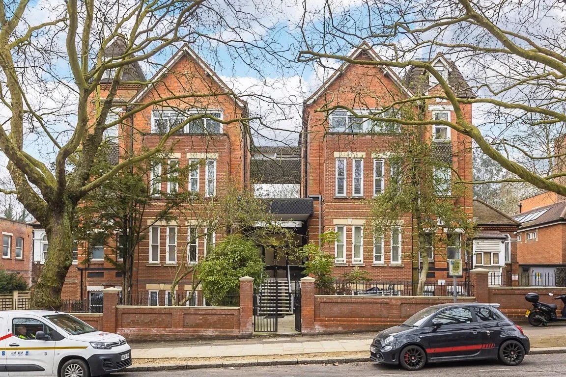Flat Fitzjohn's Avenue in Greater London
